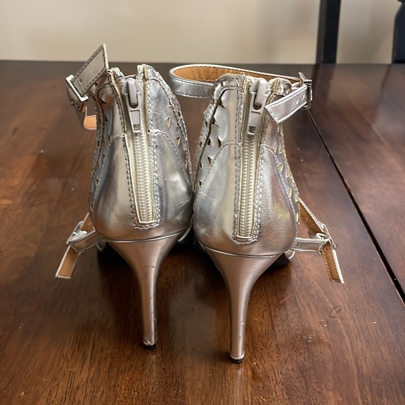 Mia's silver high heels in great condition. Size 9 - Picture 3 of 5